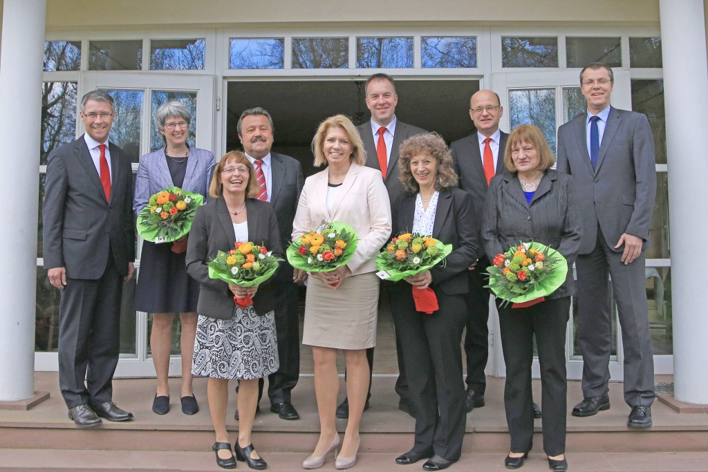 Von links: Stellvertretendes Vorstandsmitglied Roman Kubla, Birgit Leinberger, Petra Münch, Rajmund Cwiertnia, Cordelia Weber, Dietmar Schell, Gertrud Karmedar, Bereichsdirektor Personal Dr. Wilhelm Ott, Doris Knorr und Personalratsvorsitzender Gerold Helfrich. 