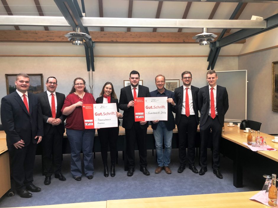 Auszubildende der Sparkasse Oberhessen spenden an soziale Einrichtungen