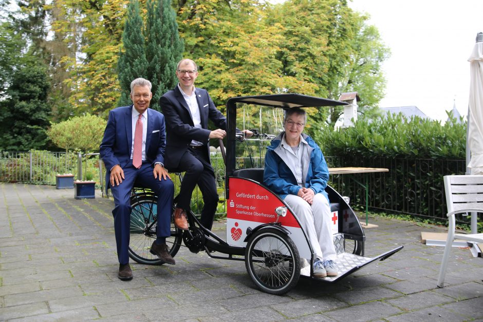 Sparkassen-Stiftung ermöglicht Rikscha für Seniorenheim in Büdingen