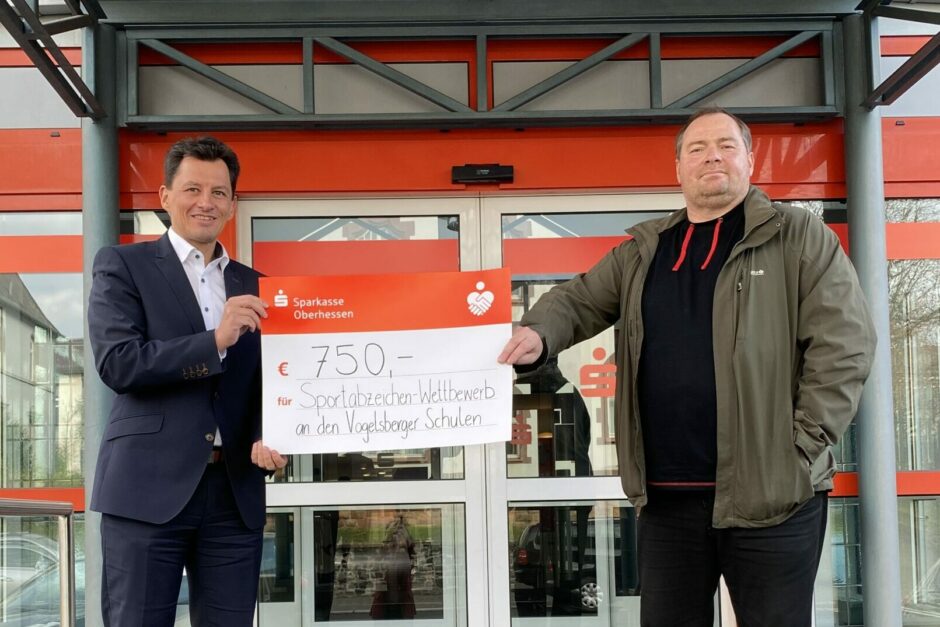 Sparkasse fördert Wettbewerb um „Deutsches Sportabzeichen“ an Vogelsberger Schulen mit 750 Euro
