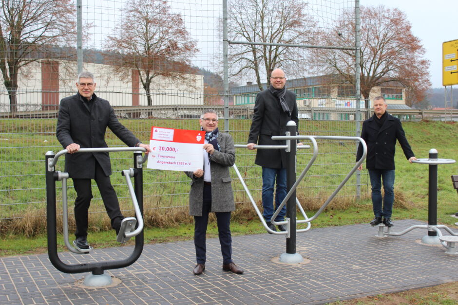 Sparkassen-Stiftung unterstützt Fitnessgeräteparcours für Senioren und Kinder mit 10.000 Euro