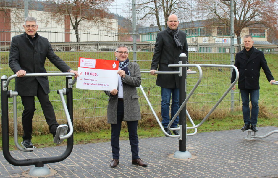 Sparkassen-Stiftung unterstützt Fitnessgeräteparcours für Senioren und Kinder mit 10.000 Euro