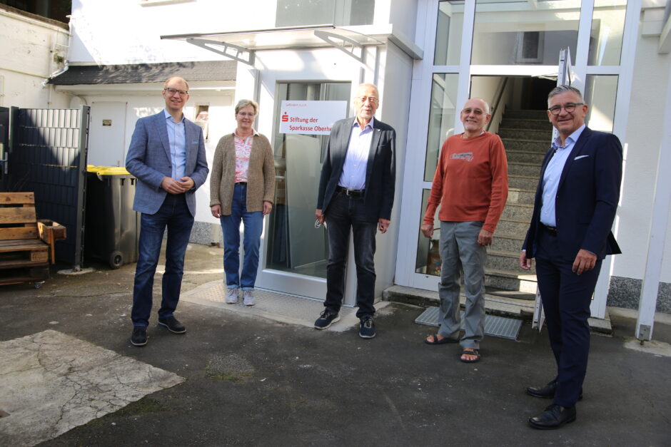 Mehr Barrierefreiheit: Sparkassen-Stiftung fördert Fahrstuhl in Nieder-Wöllstadt