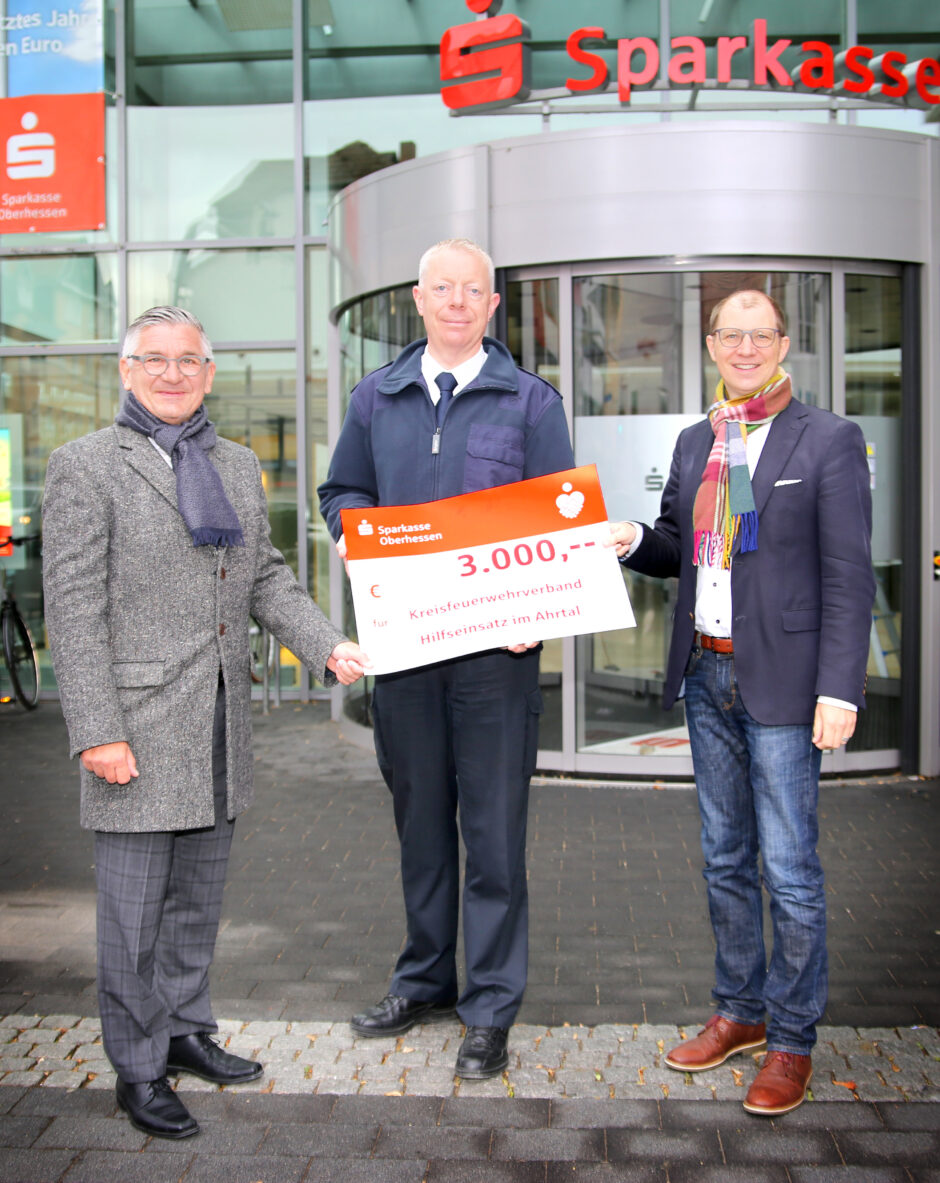 Hilfe für Ahrtal-Helfer: Sparkasse Oberhessen unterstützt Kreisfeuerwehrverband Wetterau mit 3.000 Euro