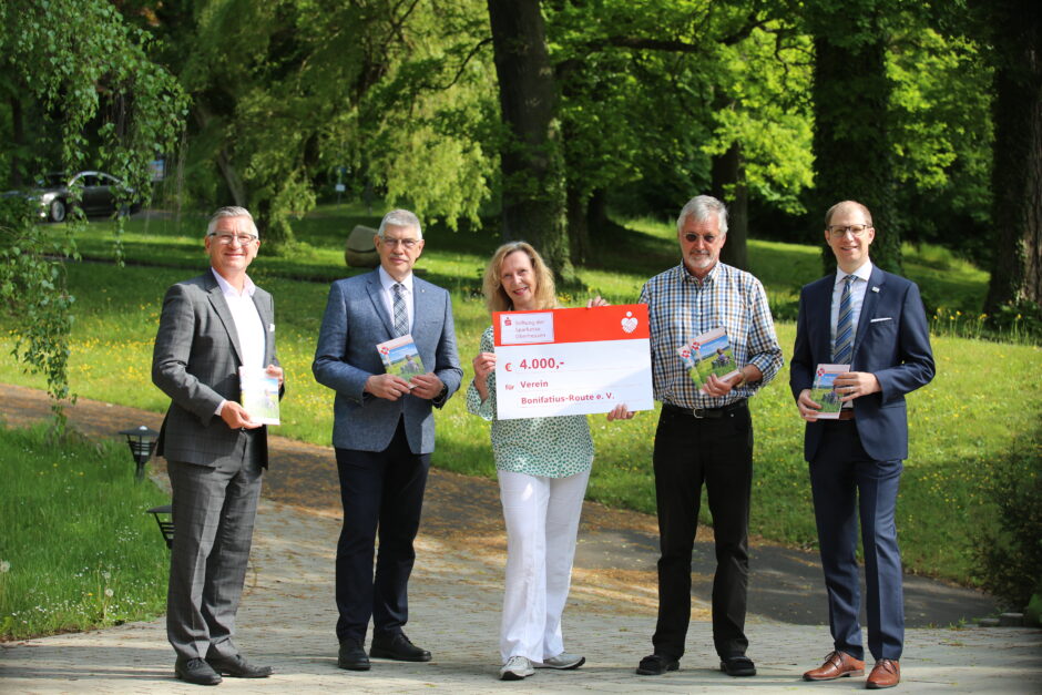 Sparkassen-Stiftung fördert Bonifatius-Route mit 4.000 Euro