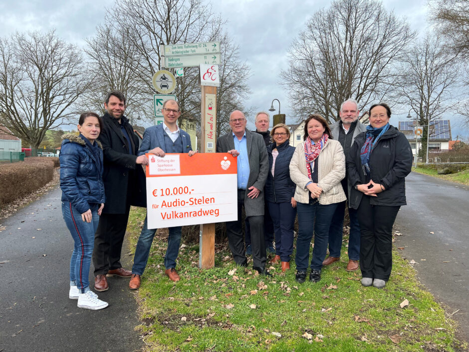 Sparkassen-Stiftung fördert neue Audio-Info-Säulen für Vulkanradweg mit 10.000 Euro