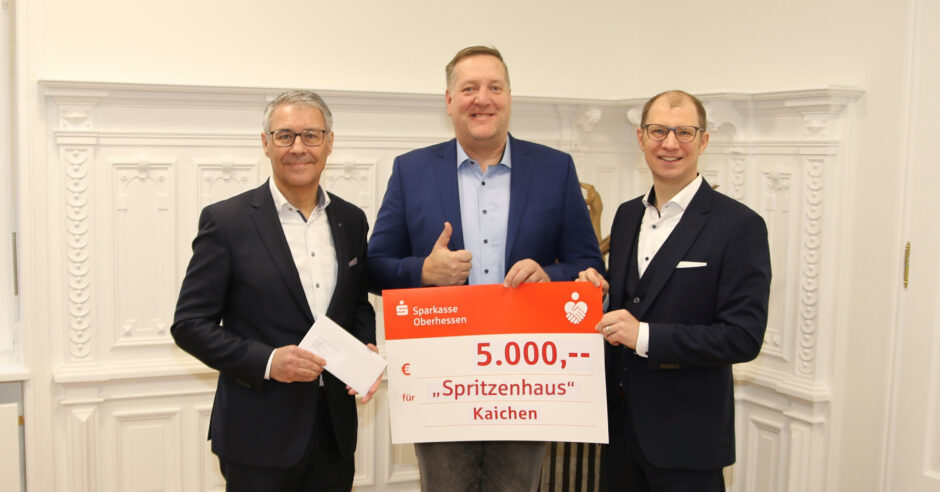 Wette eingelöst: Sparkasse Oberhessen spendet 5.000 Euro für Spritzenhausturm in Kaichen
