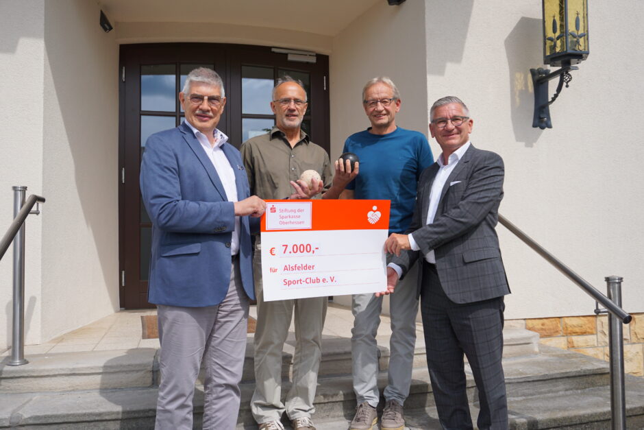 Sparkassen-Stiftung gibt 7.000 Euro für neue Kugelstoßanlage in Alsfeld