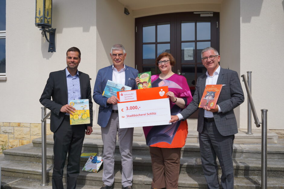 3.000 Euro für Leseförderung: Sparkassen-Stiftung unterstützt Stadtbücherei Schlitz