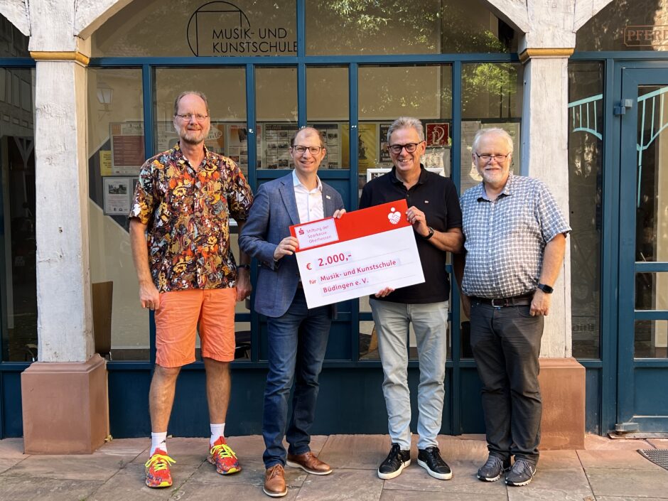 2.000 Euro für Musicalprojekt: Sparkassen-Stiftung unterstützt Musik- und Kunstschule Büdingen