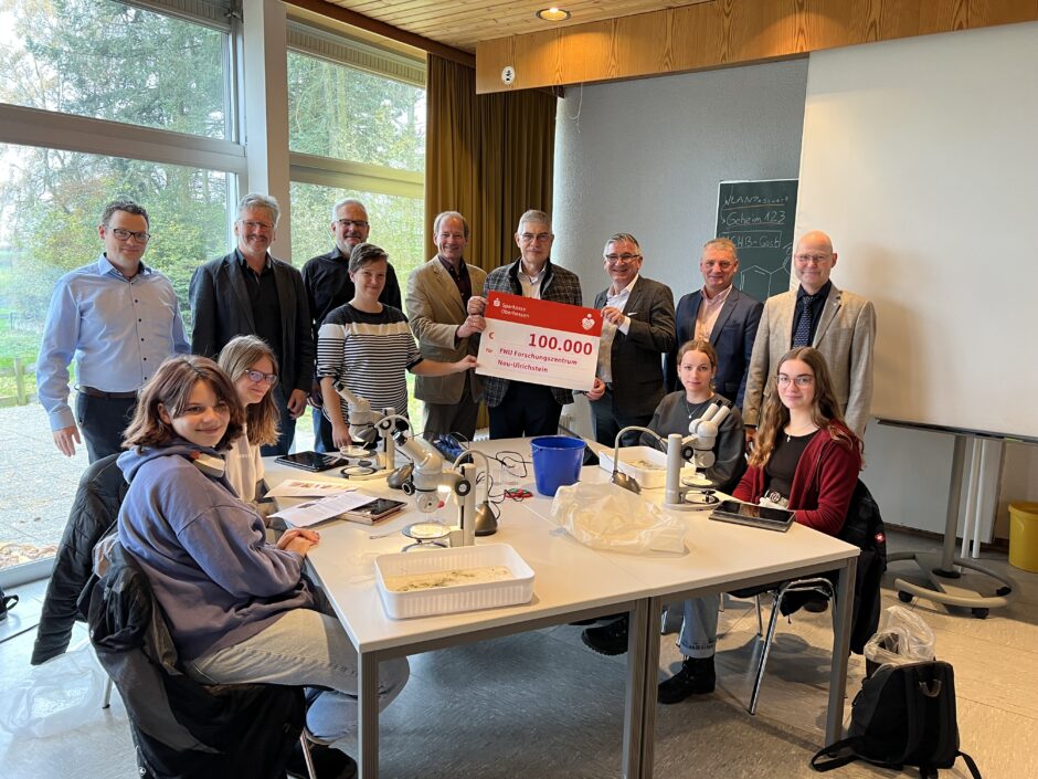 Umweltforschungszentrum im Vogelsberg: Sparkasse Oberhessen spendet 100.000 Euro für experimentellen Hörsaal