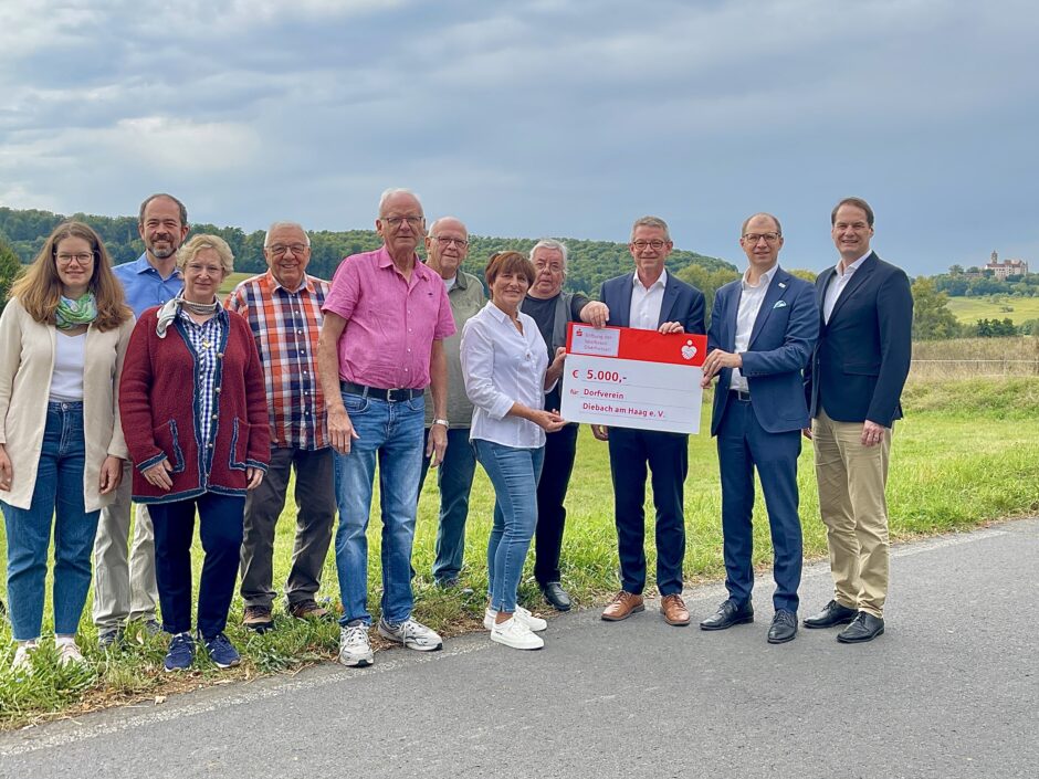 Neue Attraktion am Radweg: Sparkassen-Stiftung unterstützt Erlebnispunkt in Diebach am Haag mit 5.000 Euro