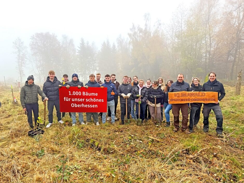 Sparkassen-Azubis pflanzten Bäume