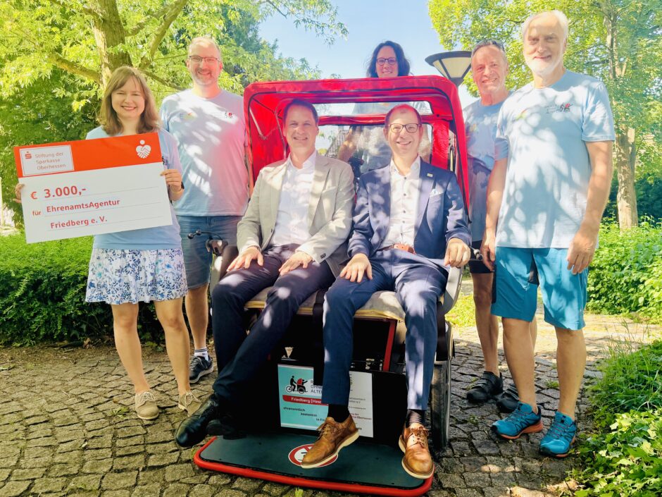 Rückenwind für gelebte Teilhabe: Sparkassen-Stiftung gibt 3.000 Euro für die Rikscha-Initiative in Friedberg